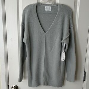 STYLUS Women's Light Gray V-Neck Sweater